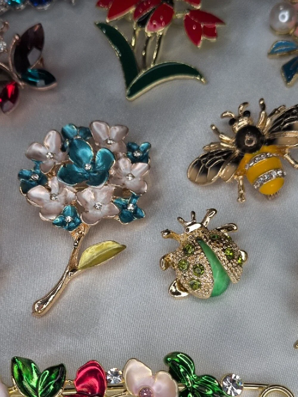Lot of 12 Contemporary Floral Enamel Brooches Bee Ladybug Pansy Hydrangea Pin